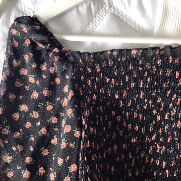 Black puff sleeve blouse flowers size small draw string - Picture 7 of 8
